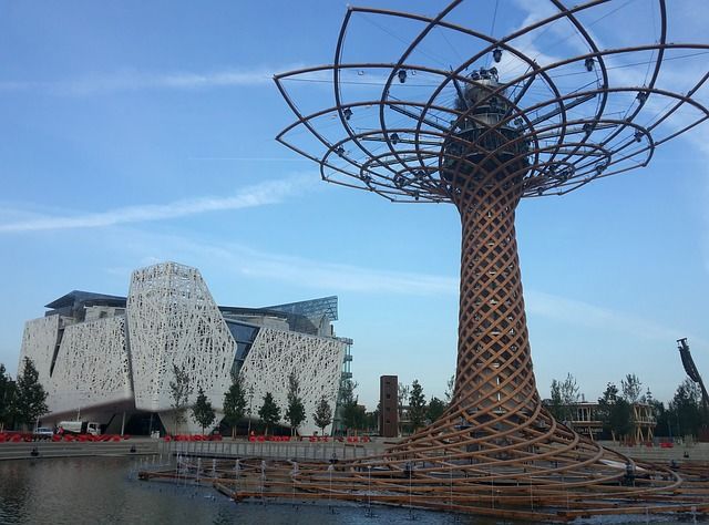 Вид на павильон Италии и "дерево Жизни" на Экспо 2015 в Милане