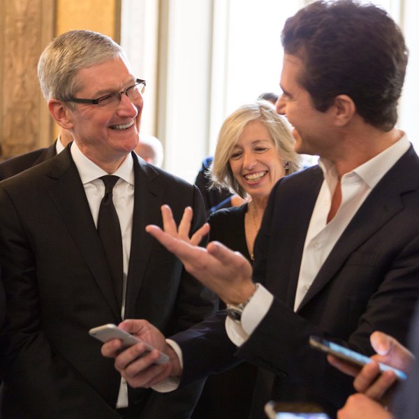 Алессандро Петацци, CEO Musement, и Тим Кук, CEO Apple